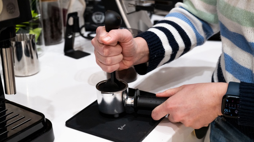 de&#039;longhi stilosa - making it fit. trying to tamp down as much of a dose as the...