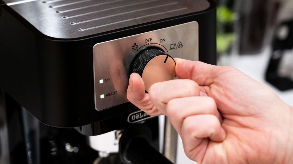 de&#039;longhi stilosa - using the stilosa&#039;s relatively simple interface to dial in our shot...