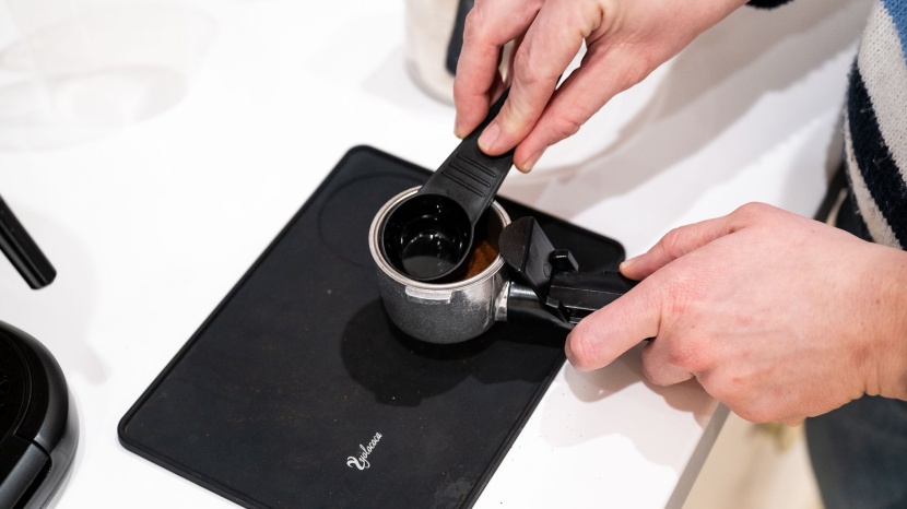 mr. coffee 4-shot steam espresso - trying to produce an even surface with this unit&#039;s...