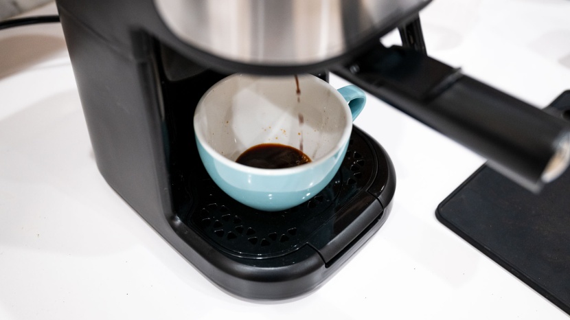 mr. coffee 4-shot steam espresso - pulling a less-than-stellar shot.