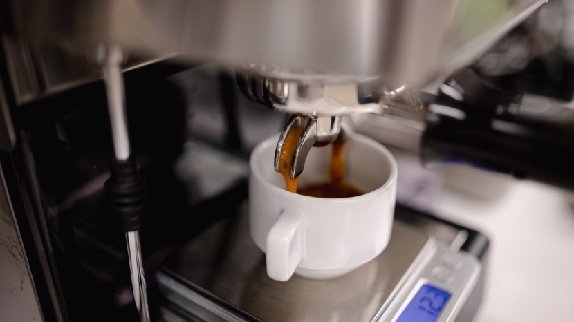 gaggia classic evo pro - pulling our first shot: crema, average. volume, average. taste...