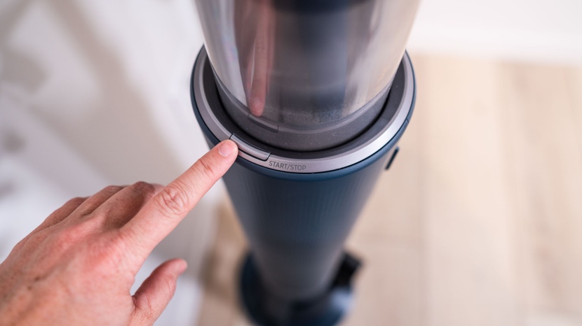 with a click of a button you can empty the dustbin.