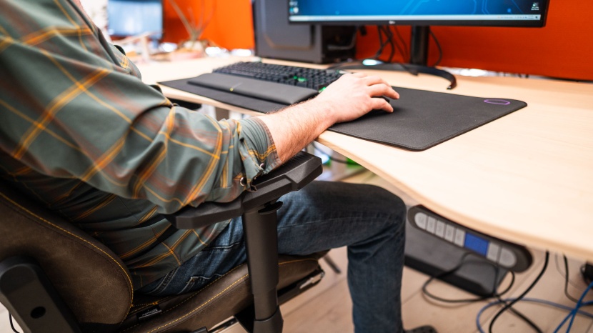 dowinx retro series ls-6689s - these 4d armrests offer firm but not too hard support for long-term...