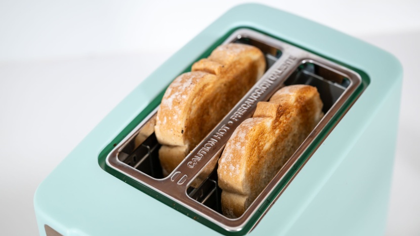 bella 2 slice auto shut off - generous slots accommodate a range of toast and frozen bread sizes.