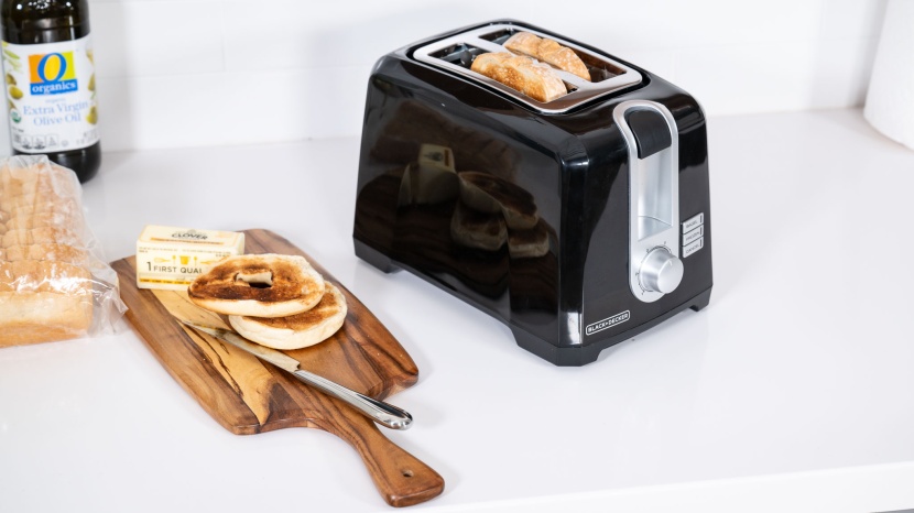 toaster - the black+decker 2-slice made remarkably evenly toasted bread and...