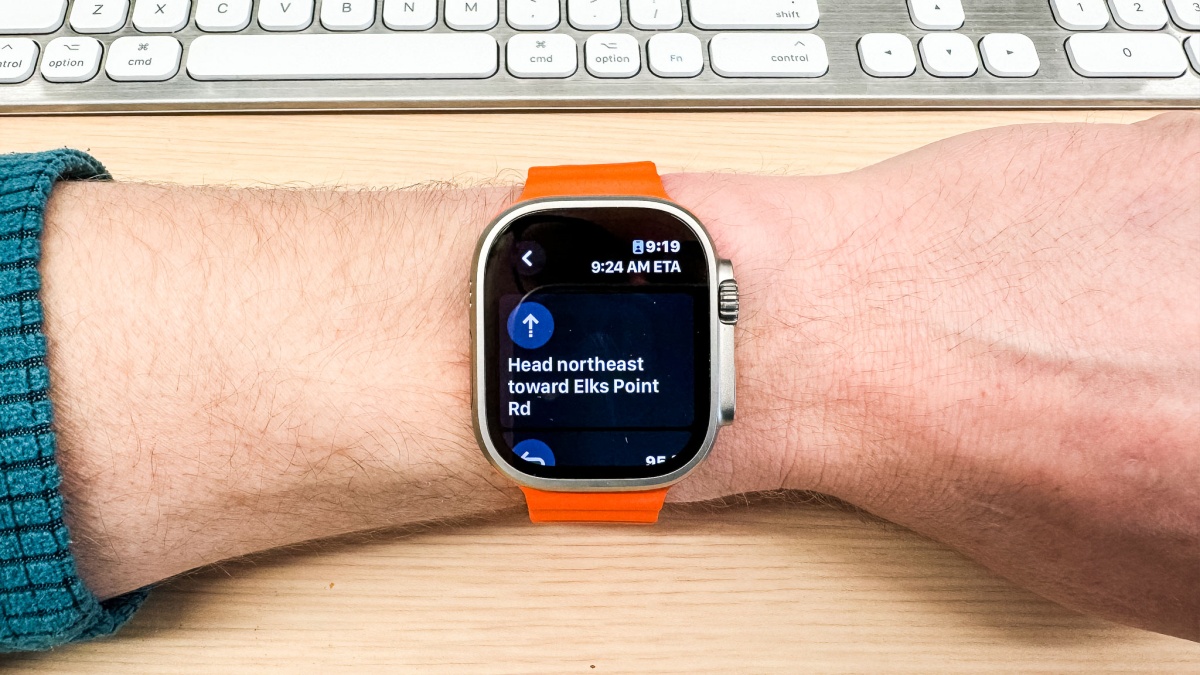 Apple Watch Ultra 2 Review (Without a map, turn-by-turn directions are displayed large enough to easily follow at a glance.)