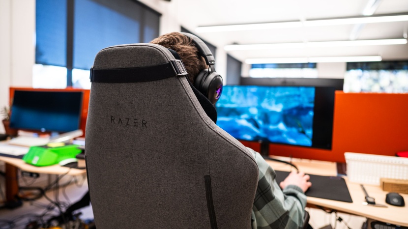 razer iskur v2 - the wings on this chair give you a little hug, providing extra...