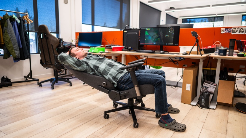 razer iskur v2 - not the most dramatic recline angle but far enough for napping...