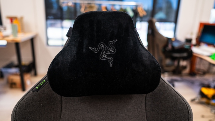 razer iskur v2 - the v2 pillow has ample cushioning, providing extra support for your...