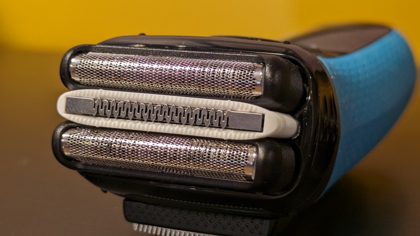braun series 3 proskin - a close up shot of where all the work gets done: two floating foil...
