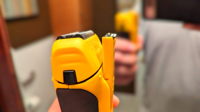 we didn't like that the trimmer sits below the foil head.