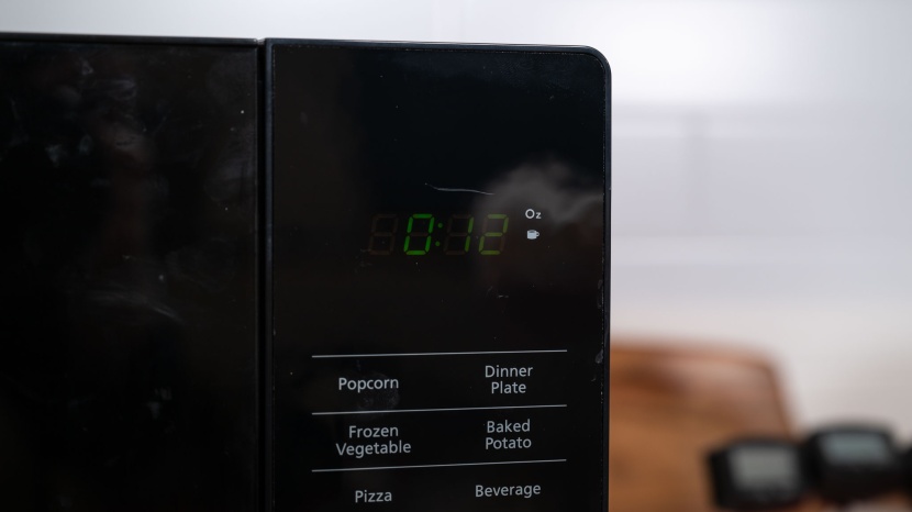 magic chef mc110mb - the magic chef has an auto-defrost option that can be set by weight.