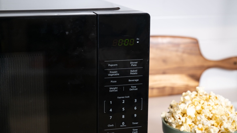 magic chef mc110mb - the magic chef didn&#039;t make perfect popcorn, but it was well popped...