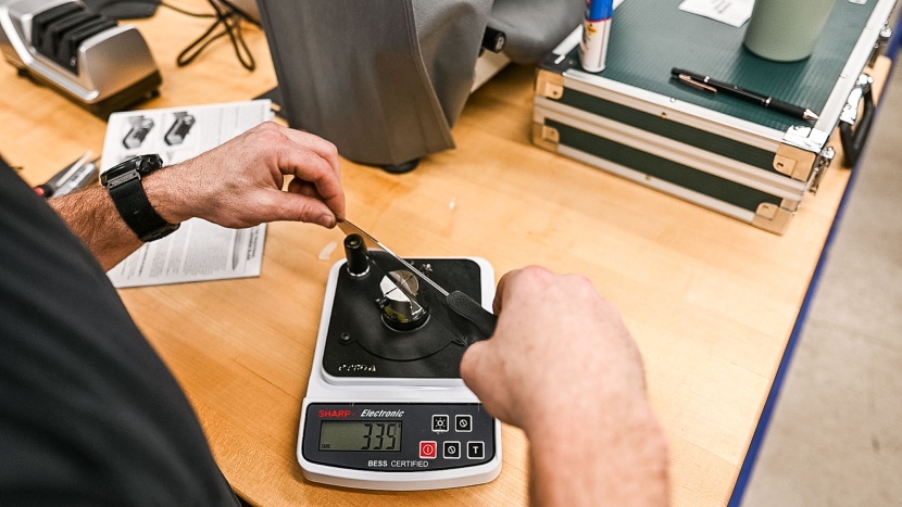 we measured how sharp the knives we tested are.