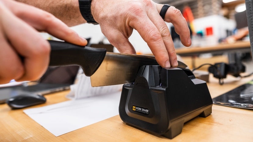 the two-tiered grind and hone system of the work sharp e2 is simple...