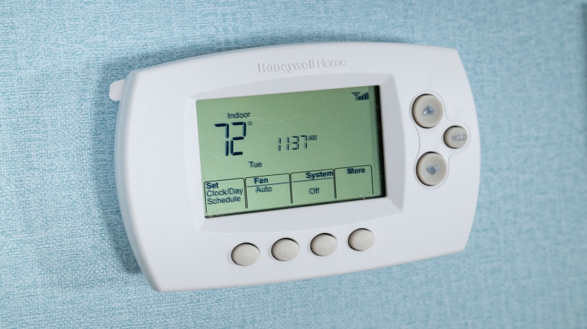honeywell home rth6580wf wifi 7-day programmable - the screen is easy to read from all angles, but legibility drops off...