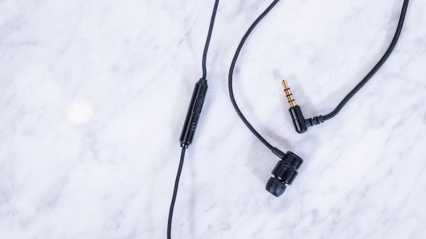 ulix rider - 3.5mm - there is a microphone and remote control on one wire, allowing you...