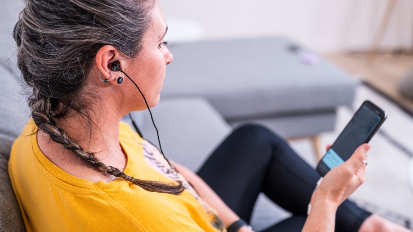 ulix rider - 3.5mm - the microphone on the left wire works well to isolate your voice...