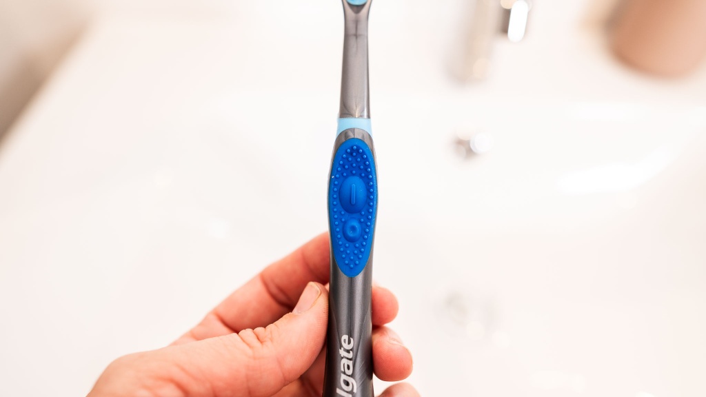 colgate 360 total advanced floss-tip - the buttons on the colgate 360 total advanced floss-tip are easy to...