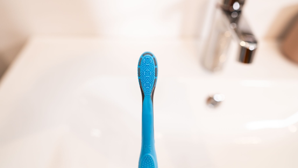 colgate 360 total advanced floss-tip - the back of the colgate 360 is designed to be a tongue scrubber.