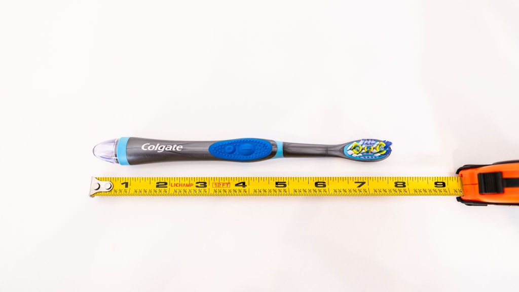 colgate 360 total advanced floss-tip - the brush head on the colgate 360 total advanced floss-tip is quite...