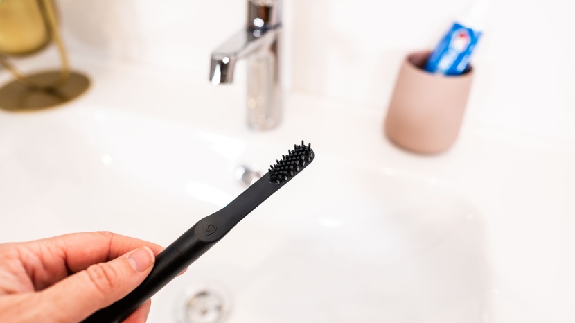 quip smart - the quip smart is a simple electric toothbrush, with a sleek design.