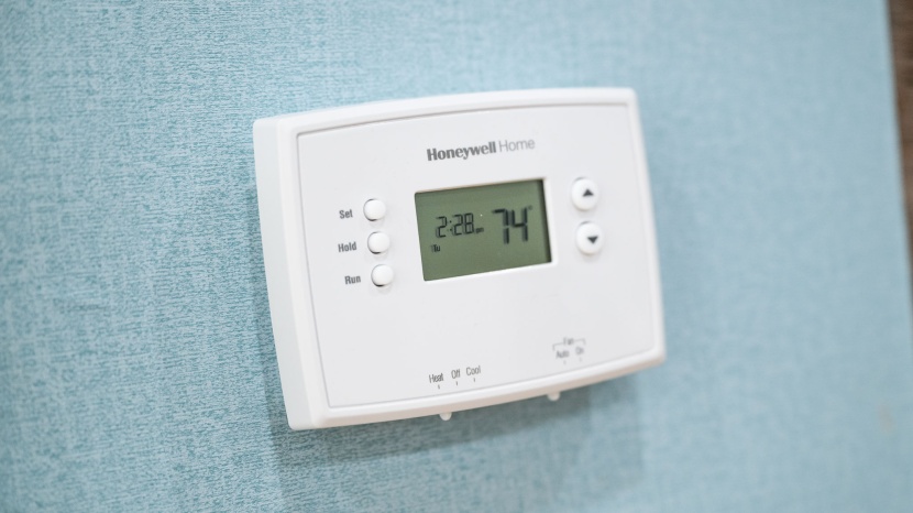 honeywell home rth2300b 5-2 day programmable - the display on the rth2300b can be tough to read from more than a...