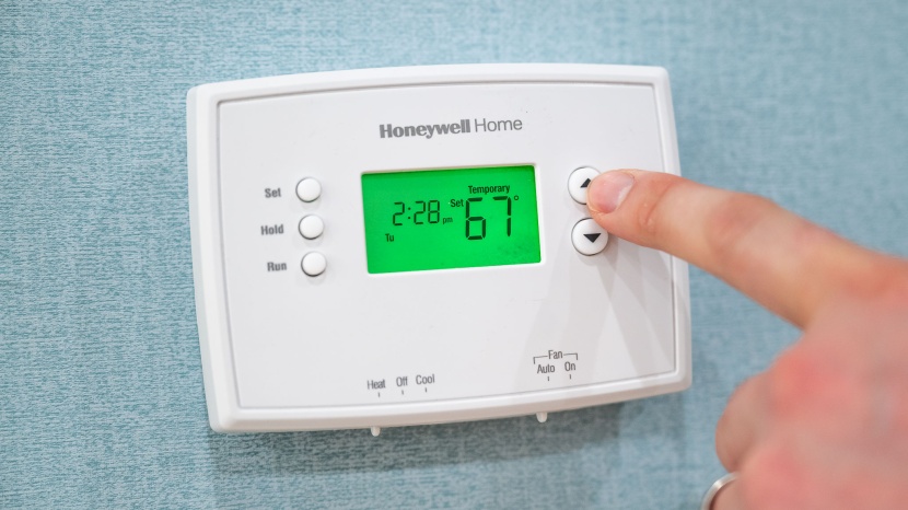 honeywell home rth2300b 5-2 day programmable - it&#039;s nice that the rth2300b lights up when buttons are pressed for...