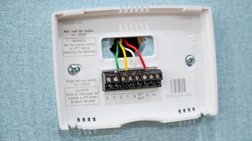 thermostat - we strongly prefer push-in terminal connectors to these screw-in ones.