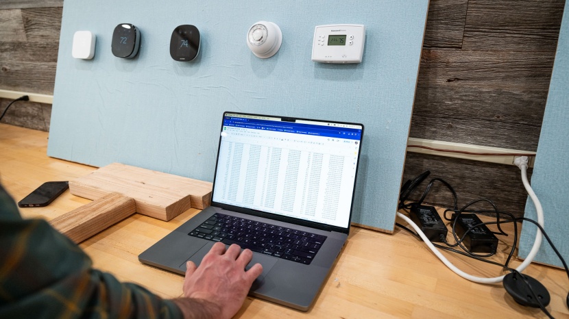 honeywell home rth2300b 5-2 day programmable - here we are checking the average temperature recorded on the...