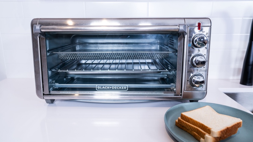 toaster oven - the knobs on the crips n&#039;bake are simple, but functional.