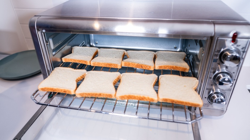 black+decker extra wide crisp n&#039; bake - the extra wide can fit eight slices of bread, though we found that...