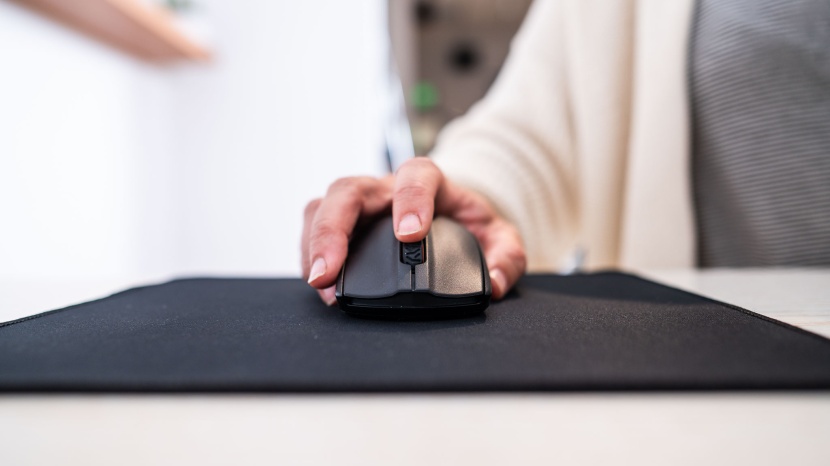 steelseries rival 3 wireless - the scroll wheel sits down in a valley, flush with the edges of the...