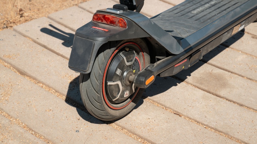 niu kqi3 max - the large, air-filled tires of the niu offer a supremely comfortable...