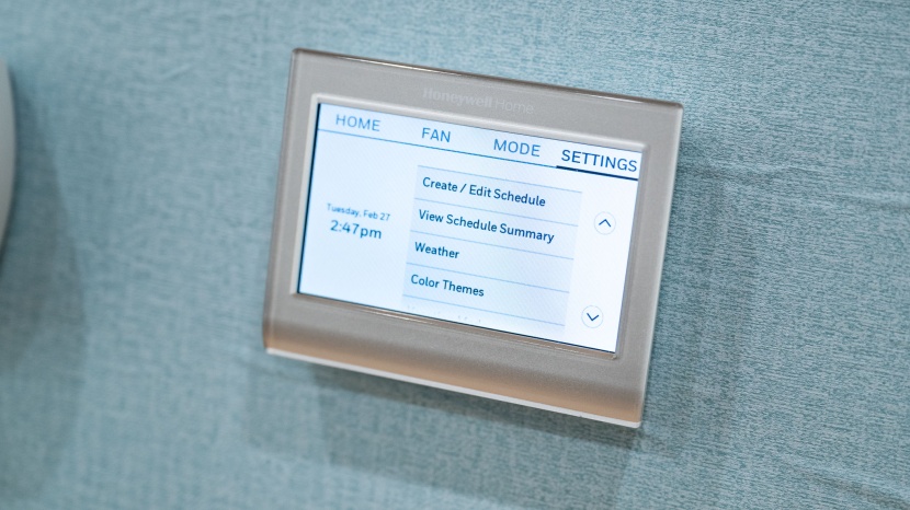 honeywell wifi smart color - we appreciated the customizable schedule settings.