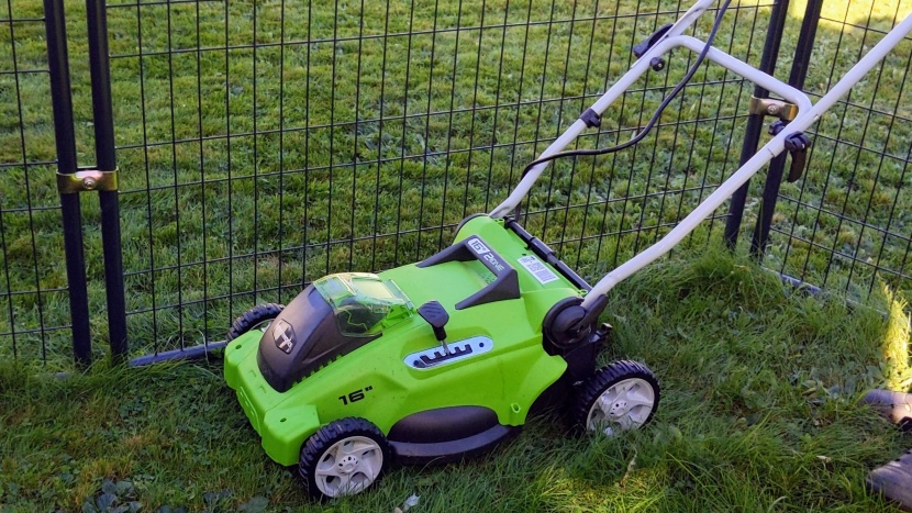 greenworks 25322 - mowers with larger wheels in the back and smaller wheels in the...