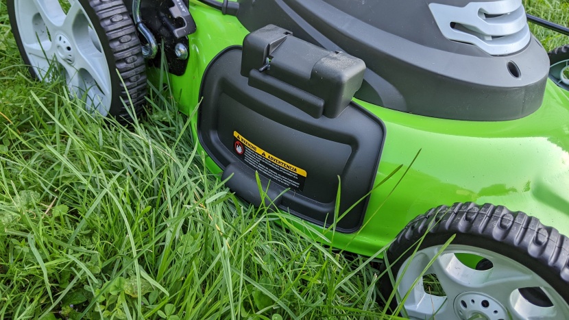 the side shoot on the greenworks 25022 is easy to engage.