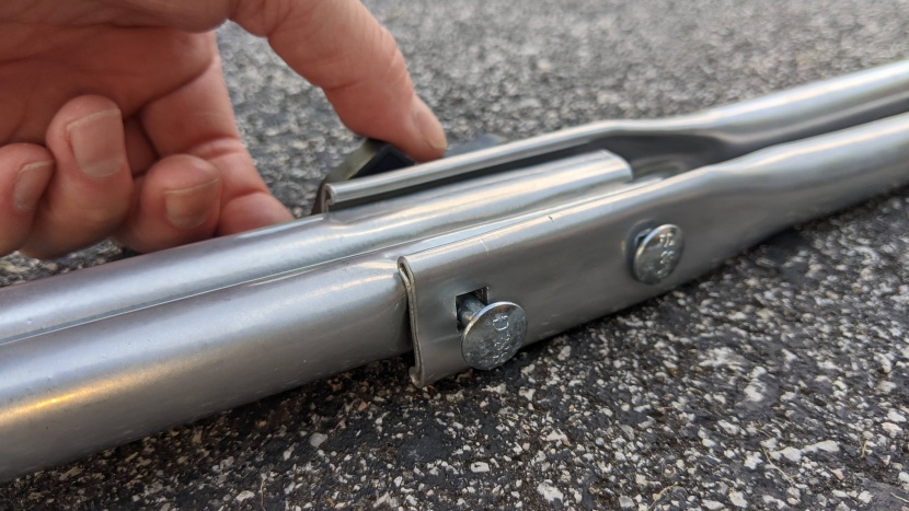 the screws to the handle can be hand tightened.