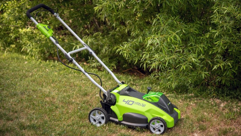 greenworks 25322 - the lightweight plastic deck tends to bounce over undulations in...