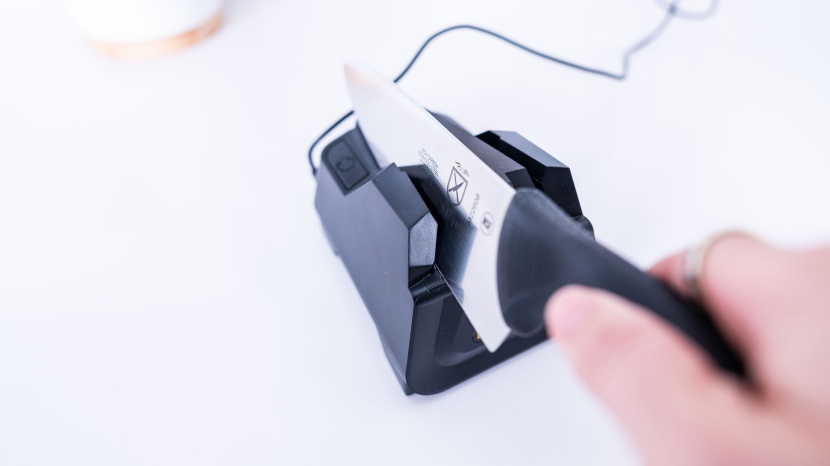 work sharp e2 - the guides on the work sharp e2 help reduce any pressure to hold the...