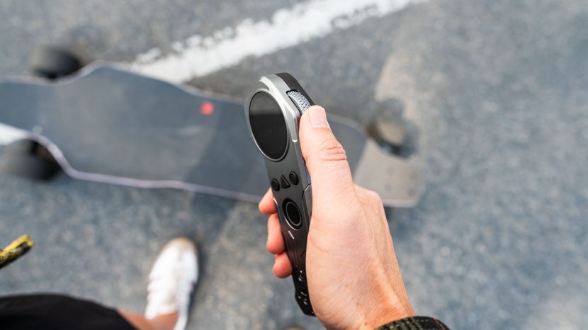 backfire zealot s2 - the included remote is crisp, easy-to-use and features a 1.5&quot; color...