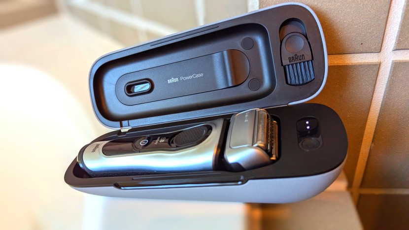 braun series 8 with powercase - comfy in our case and ready for a power nap.