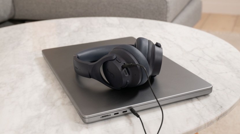 soundcore q20i - in a pinch, the q20i&#039;s passive playback feature lets you continue...