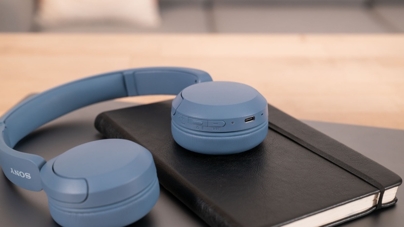 sony whch520 - despite their tactile, surface texture, the buttons are packed too...