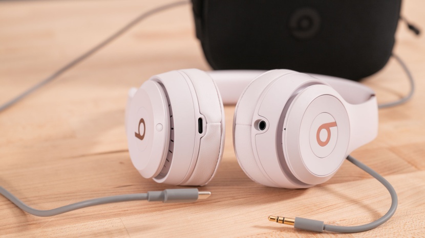 beats solo 4 - dead battery? no problem. plug in with the 3.5-millimeter audio...