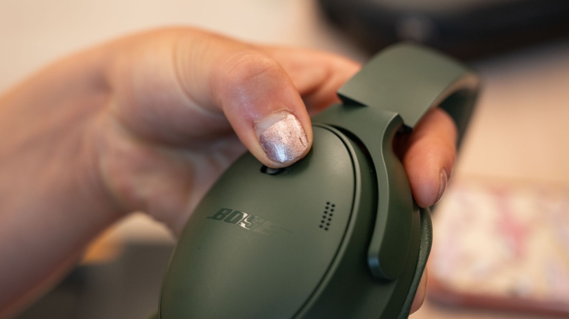 bose quietcomfort - the quietcomfort&#039;s unique bluetooth slider control made pairing to...