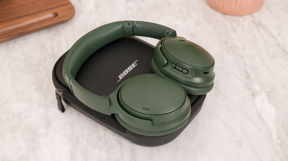 Bose QuietComfort Review (The QuietComfort is a mid-range priced headphone that blocks a significant amount of ambient distractions and offers...)