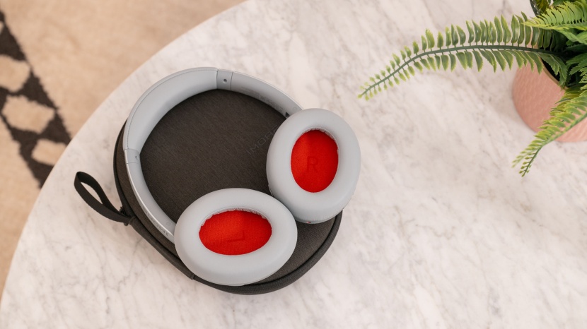 1more sonoflow - red accents add a pop of color to the spacious earcups.