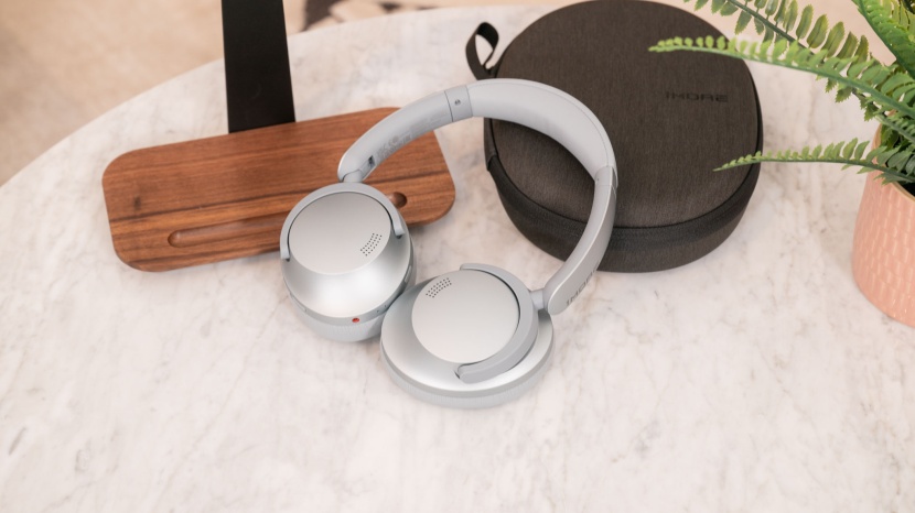1more sonoflow - this stylish, high-performance, yet low-cost headset is hard to pass...