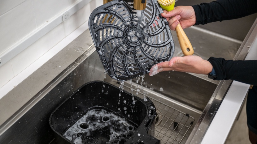 chefman turbofry touch - oil tended to stick in the corners of the crisping tray.